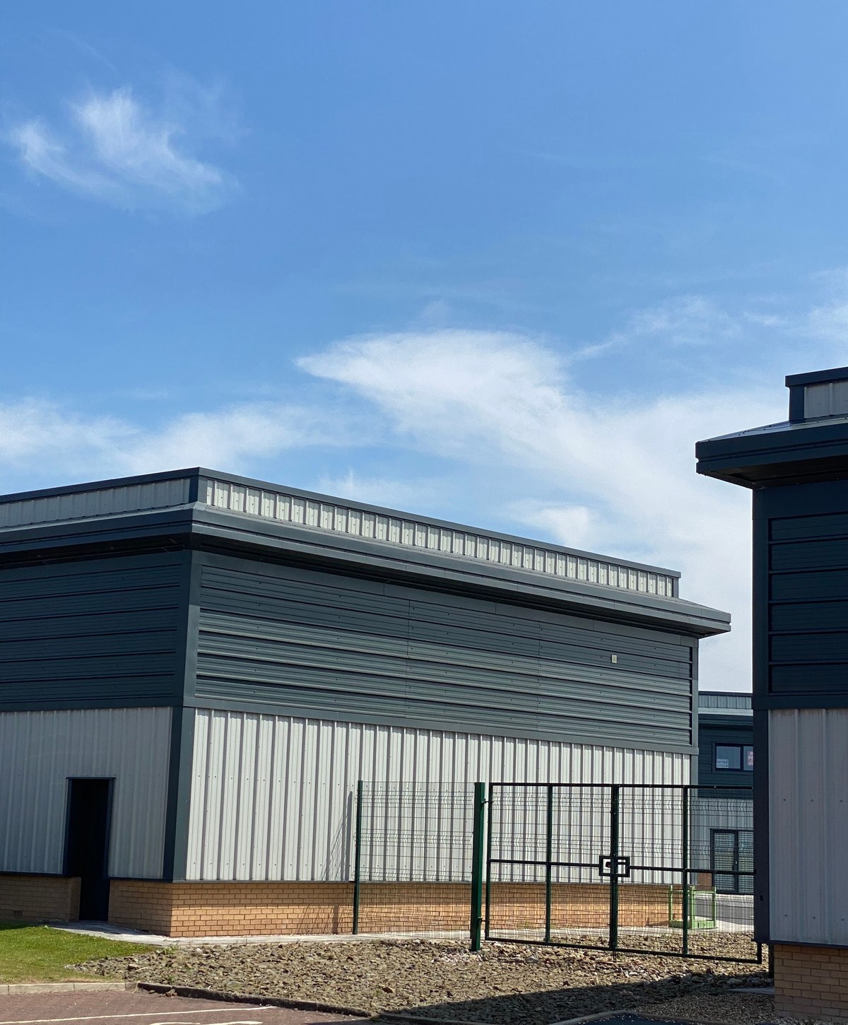 Moderne Gewerbehallen unter blauem Himmel